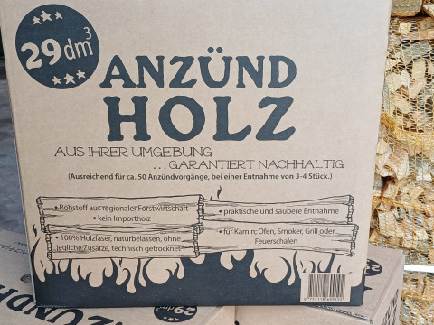 Anzündholz im im Karton